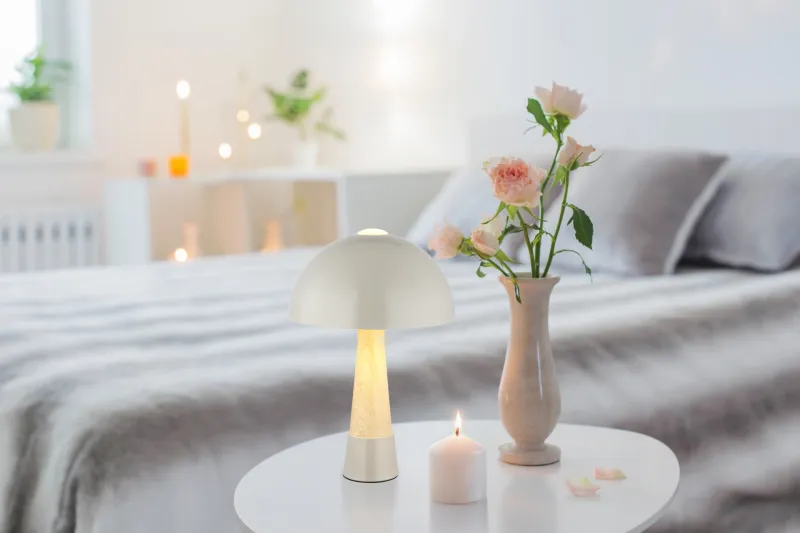 Paulin 36cm Grå bordlampe Fra Globo Lighting - Den runda kroppen i matt gr&aring; metall med tr&auml;look ger ett stilfullt och naturligt uttryck samtidigt som den &auml;r h&aring;llbar och l&auml;tt att reng&ouml;ra.