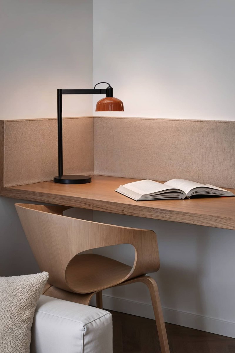 Tatawin 58cm Rød-orange skrivebordslampe Fra Faro Barcelona - Tatawin er en bordlampe med en sort struktur og en rød-orange metalskærm, der giver et rettet, fokuseret lys.