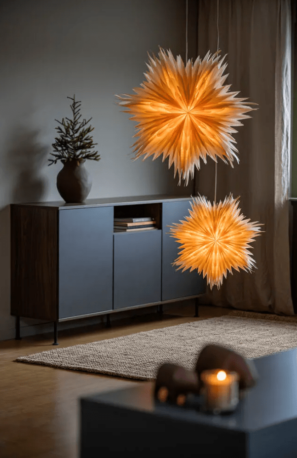 Papirstjerne Ø80 Guld Fra Konstsmide - Perfekt til at h&aelig;nge i vinduet eller op ad en smuk v&aelig;g &ndash; en tidl&oslash;s dekoration, der forgylder ethvert rum med enkel elegance.