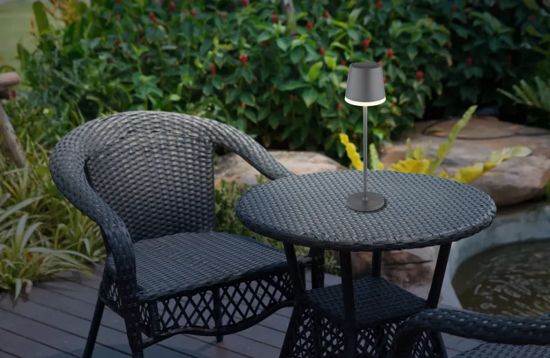 Bordslampa LED Antracit solcellelampe Fra Globo Lighting - Den diskreta designen sm&auml;lter in i alla milj&ouml;er och med IP44-klassning &auml;r den t&aring;lig mot v&auml;der och vind.