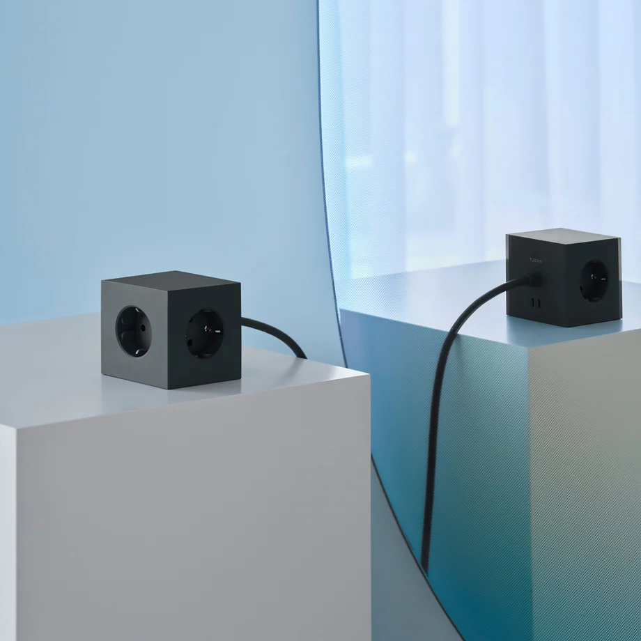 Square 1 with 30W Dual USBC & Magnetic base, 3m Sort Fra Avolt - Str&oslash;mskinne fra Avolt med et stilfuldt design med en lang PVC-ledning, en terning lavet af genbrugsplast og en magnetisk plade i bunden, s&aring; den kan h&aelig;nges p&aring; v&aelig;ggen.