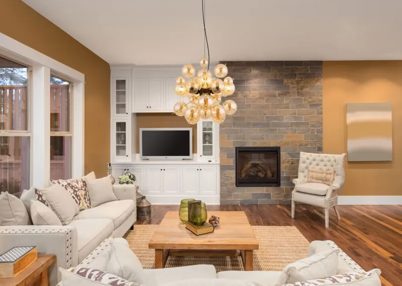 Udo Ø50 Rav loftslampe Fra Globo Lighting - Lampans sk&auml;rm best&aring;r av vackra glasklot i en varm b&auml;rnstensf&auml;rg, vilket skapar en mjuk och inbjudande ljusst&auml;mning med ett bl&auml;ndfritt, harmoniskt sken.