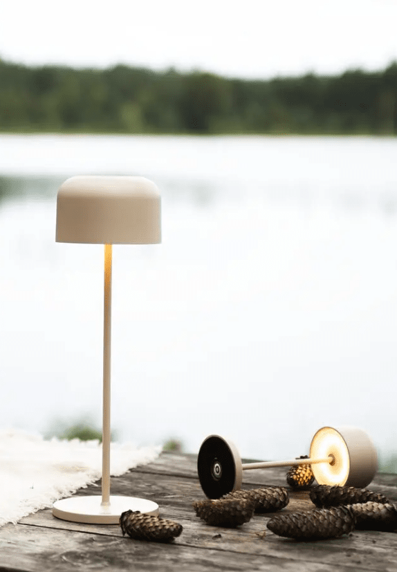 Lille 36cm Sand bærbar Fra Konstsmide - Lampen er udstyret med en ber&oslash;ringsd&aelig;mper, s&aring; du kan justere lysstyrken og farvetemperaturen fra varmt gult til varmt hvidt lys.