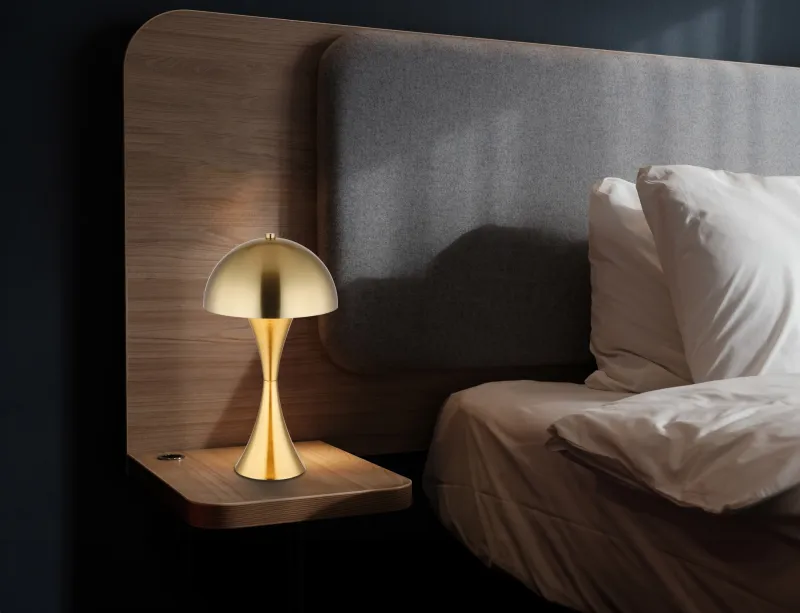Dima 36cm Guld bordlampe Fra Globo Lighting - Perfekt f&ouml;r moderna milj&ouml;er, d&auml;r den ger en sofistikerad touch samtidigt som den sprider behagligt ljus.