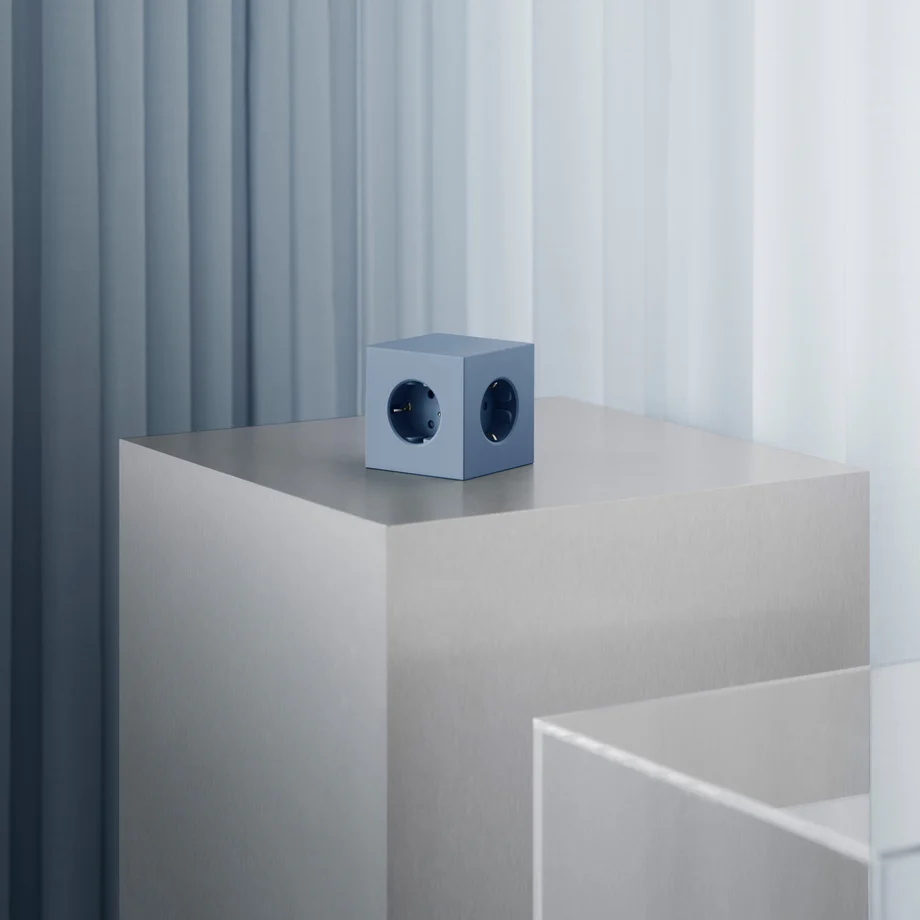 Square 1 with 30W Dual USBC & Magnetic base, 3m Blå Fra Avolt - Str&oslash;mskinne fra Avolt med et stilfuldt design med en lang PVC-ledning, en terning lavet af genbrugsplast og en magnetisk plade i bunden, s&aring; den kan h&aelig;nges p&aring; v&aelig;ggen.