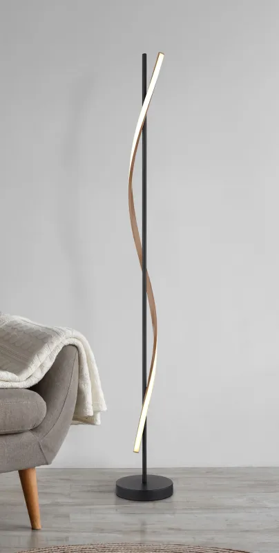 Watkins Sort gulvlampe Fra Globo Lighting - Den mattsvarta metallstommen omsluts av en stilren, rak st&aring;ng med en integrerad LED-list som sprider ett mjukt och j&auml;mnt ljus.