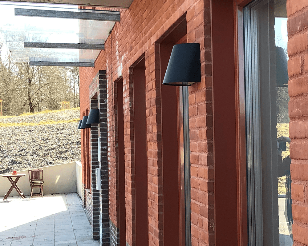 Mini Sort udendørslampe Fra Westal - Bagsiden er udstyret med to ind- og udgange og hurtig tilslutningsterminal, som gør den nem at installere.