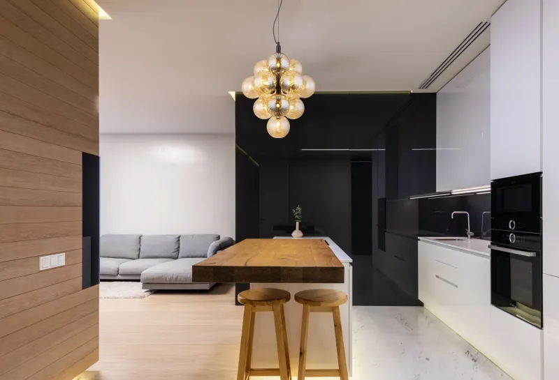 Conor Ø40 Rav loftslampe Fra Globo Lighting - Den har 13st dekorativa ambertonade glaskupor som alla omfamnar en ljusk&auml;lla vilket skapar en fin och harmonisk ljusspridning i rummet.