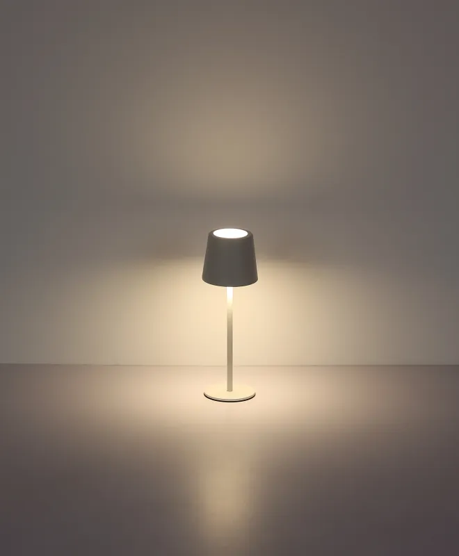 Vancouver 28cm Hvid bærbar Fra Globo Lighting - Den er lavet af mat hvidt metal med en opal plastsk&aelig;rm og giver et stilfuldt og sofistikeret indtryk.