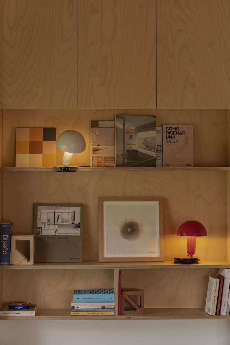 Bela 24cm Hvid skrivebordslampe Fra Faro Barcelona - Takket v&aelig;re dens smarte klemmefunktion kan den nemt fastg&oslash;res til hovedg&aelig;rder, hylder eller skriveborde - perfekt til b&aring;de arbejde og afslapning.