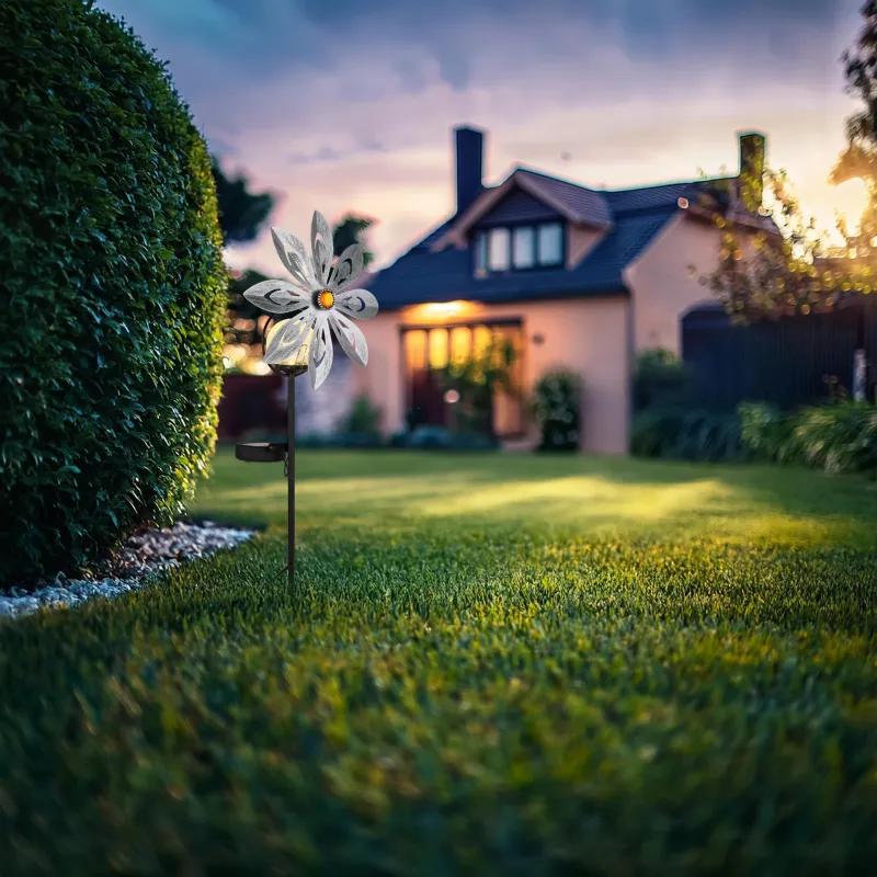 Wind Sølv solcellelampe Fra Globo Lighting - De dekorativa bladen i silverfinish roterar med vinden och skapar en vacker r&ouml;relse, medan den inbyggda solcellsbelysningen lyser upp i m&ouml;rkret f&ouml;r en magisk effekt.