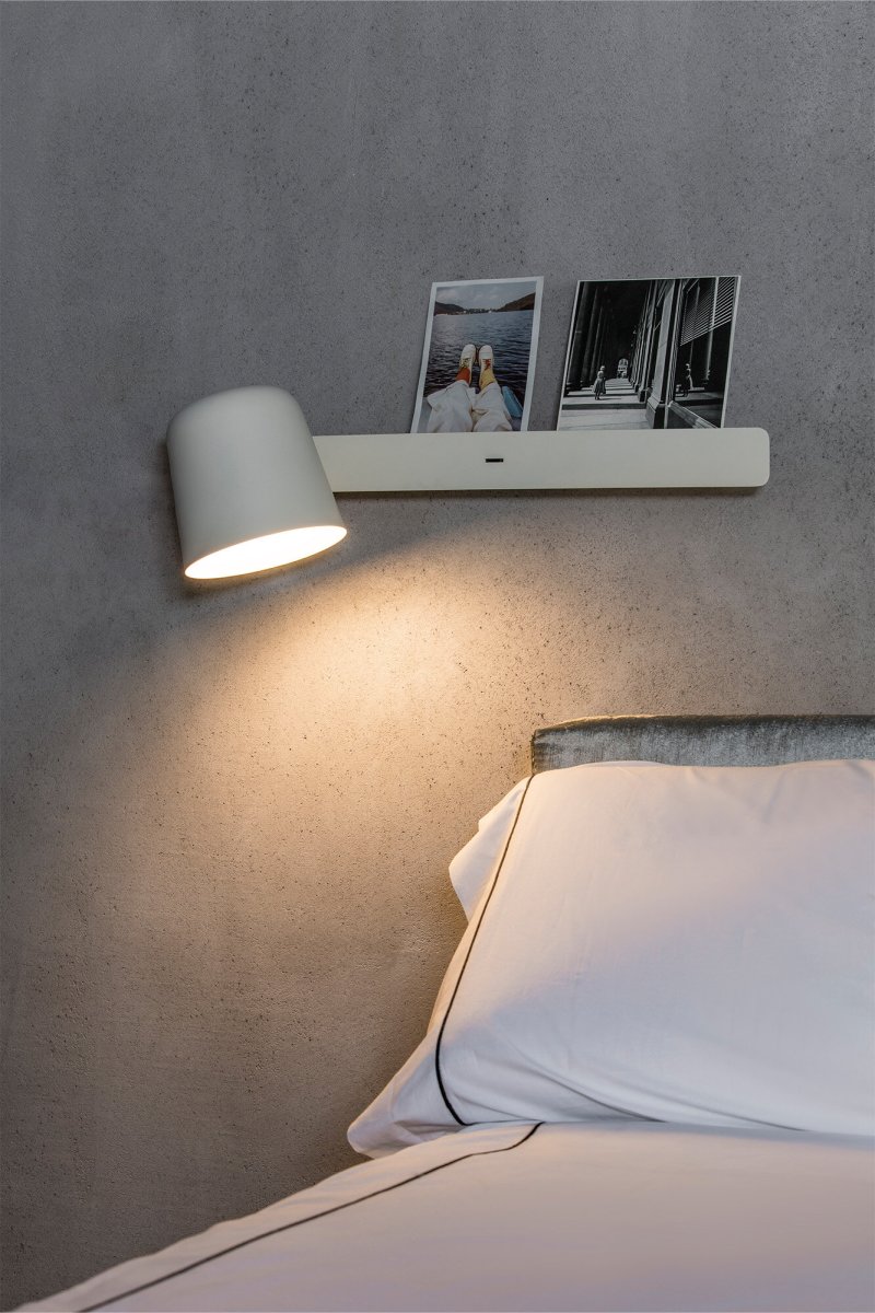 Tila 46cm Hvid læselampe Fra Faro Barcelona - Den hvide st&aring;lstruktur i nordisk stil rummer ikke kun en fuldt justerbar lyskilde, men fungerer ogs&aring; som en praktisk hylde til en bog eller et magasin.