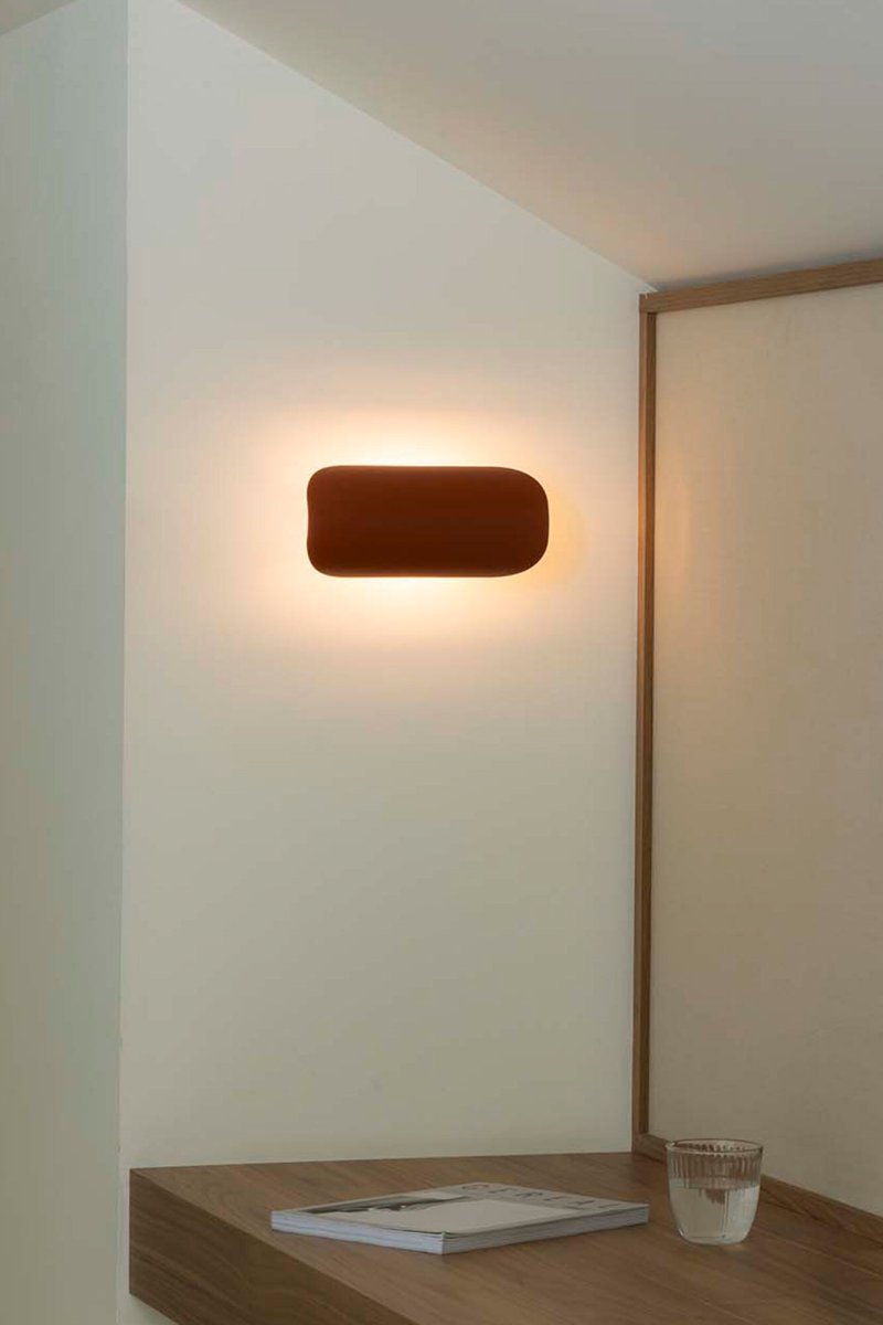 Novo 25cm Terrakotta væglampe Fra Faro Barcelona - Den er lavet af metal og kan monteres b&aring;de lodret og vandret - perfekt til fleksible interi&oslash;rer.