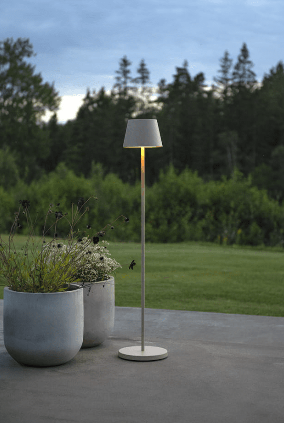 Pomezia 124cm Sand bærbar Fra Konstsmide - Højden er justerbar mellem 53 og 124 cm, så du kan også bruge den som høj bordlampe.