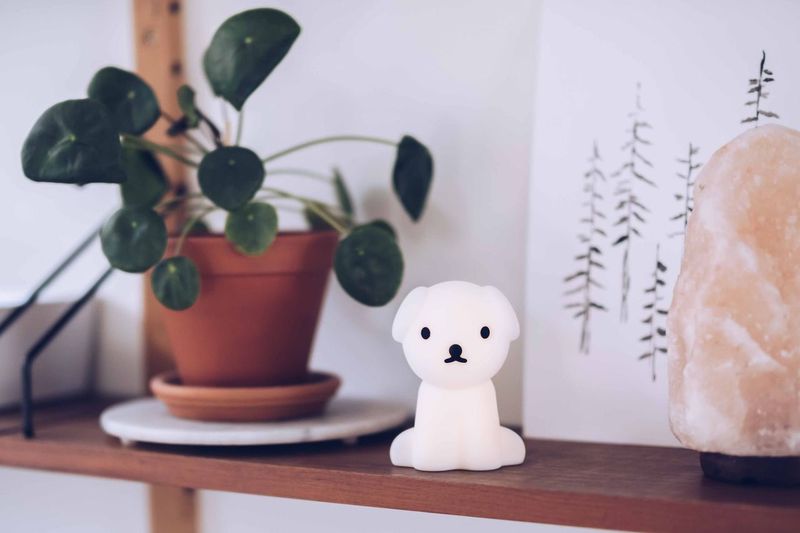 Bundle of Light - Snuffy Mini Hvid børnelampe Fra Mr Maria - Tilføj noget lys og glæde til din dag og dit hjem med denne charmerende Snuffy-lampe.