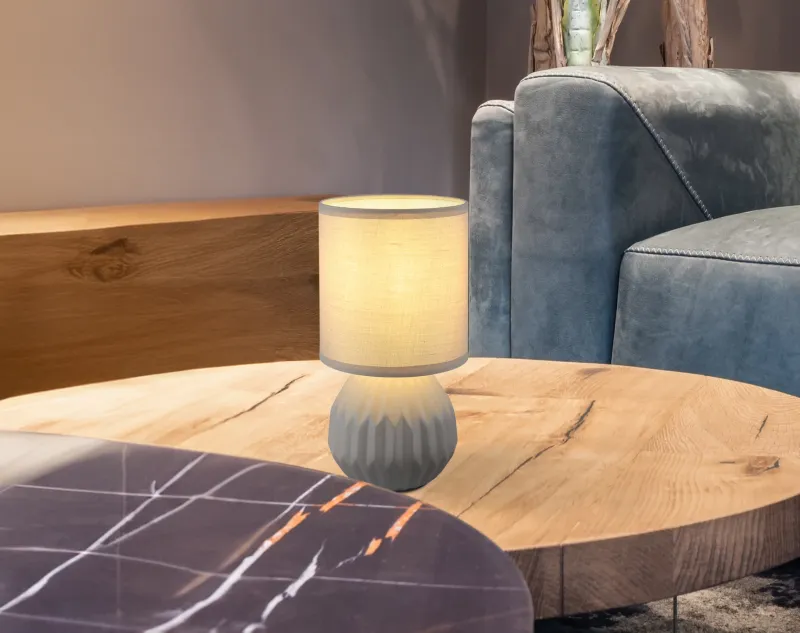 Sylas 23cm Grå bordlampe Fra Globo Lighting - Den rundade keramiska basen i elegant gr&aring;tt och den matchande cylindriska textilsk&auml;rmen skapar en harmonisk och modern estetik.