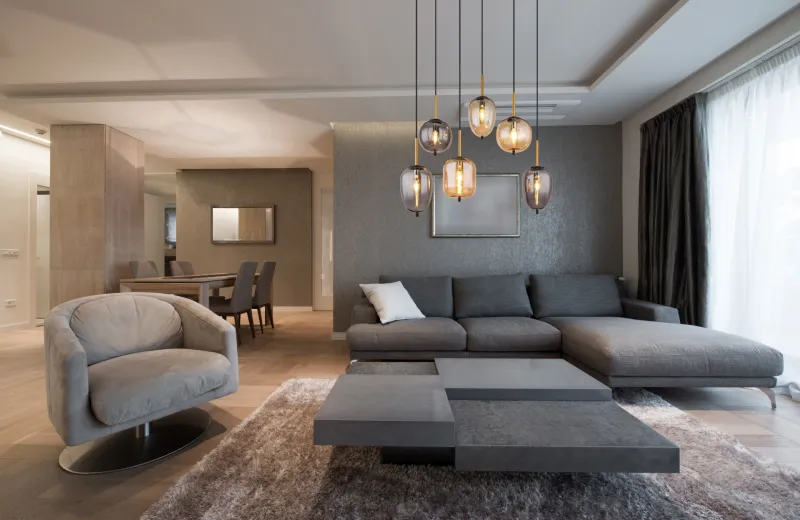 Blacky 80cm Rav loftslampe Fra Globo Lighting - De sex r&ouml;k- och amberf&auml;rgade glasgloberna i olika former h&auml;nger fr&aring;n en svart, rektangul&auml;r takplatta och kan justeras upp till 120 cm fr&aring;n taket.