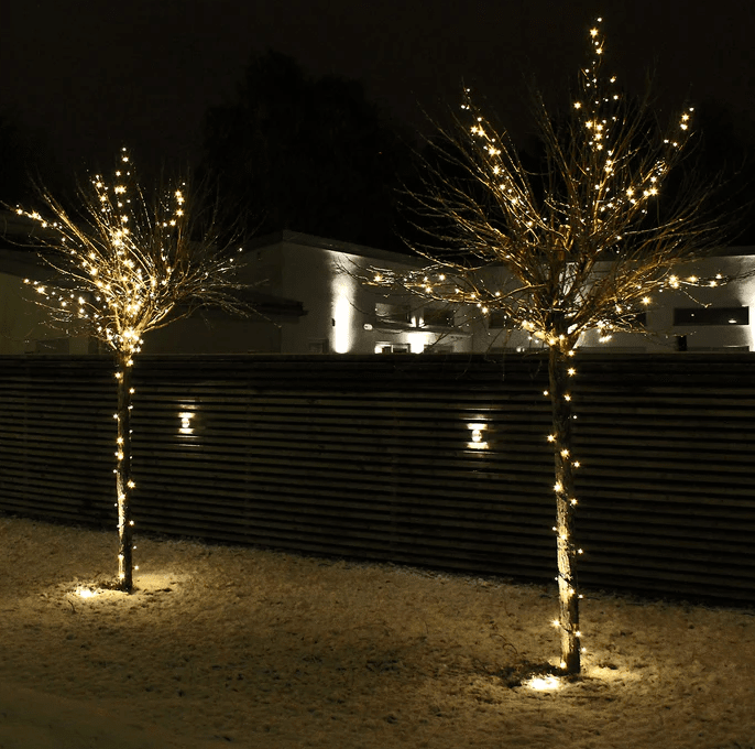 Twinky 10m Sort Fra Lightson - Twinky 10m er en dekorativ lysk&aelig;de, der spreder et varmt hvidt og atmosf&aelig;risk lys fra 100 sm&aring; lyspunkter, der er j&aelig;vnt fordelt over 10 meter kabel.