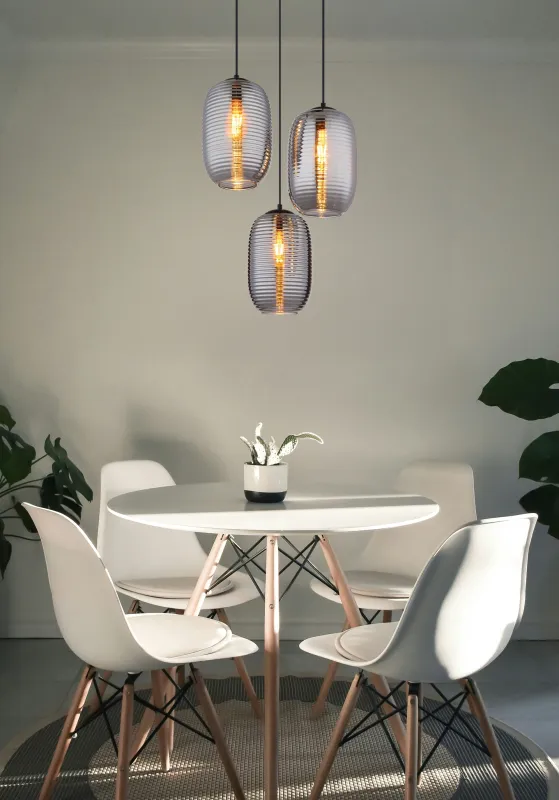 Jefrey Ø47 Røgfarvet loftslampe Fra Globo Lighting - Denna eleganta taklampa har en rund form och &auml;r utrustad med tre rundade kupor i r&ouml;kf&auml;rgat glas.