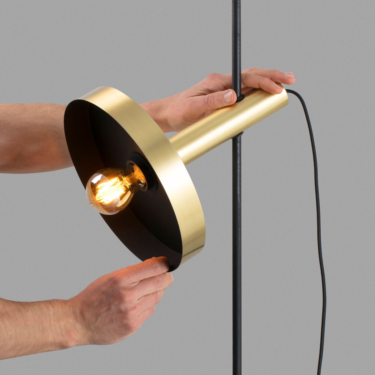 Whizz 120cm Guld loftslampe Fra Faro Barcelona - Whizz er ideel at kombinere med en dekorativ gl&oslash;delampe for at fremh&aelig;ve dens udtryk og skabe stemningsfuld belysning med fokus p&aring; design.