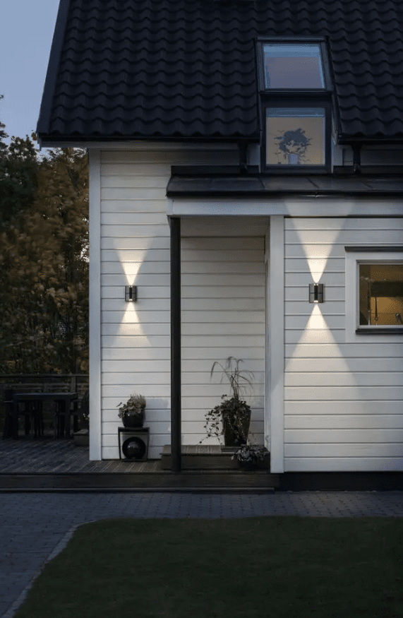 Vidar 15cm Sølv udendørslampe Fra Konstsmide - Lampen lyser op og ned på væggen og tilbyder justering af lysstrålen, så du kan justere den spredningsgrad, du ønsker.