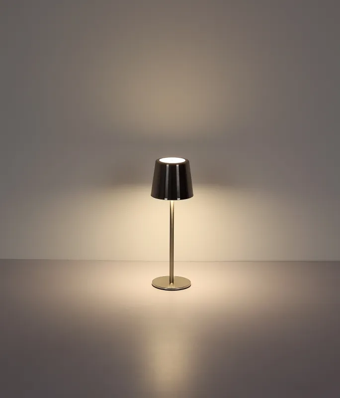 Vancouver 28cm Nikkel bærbar Fra Globo Lighting - Den er lavet af mat nikkelmetal med en opal plastskærm og giver et stilfuldt og sofistikeret indtryk.