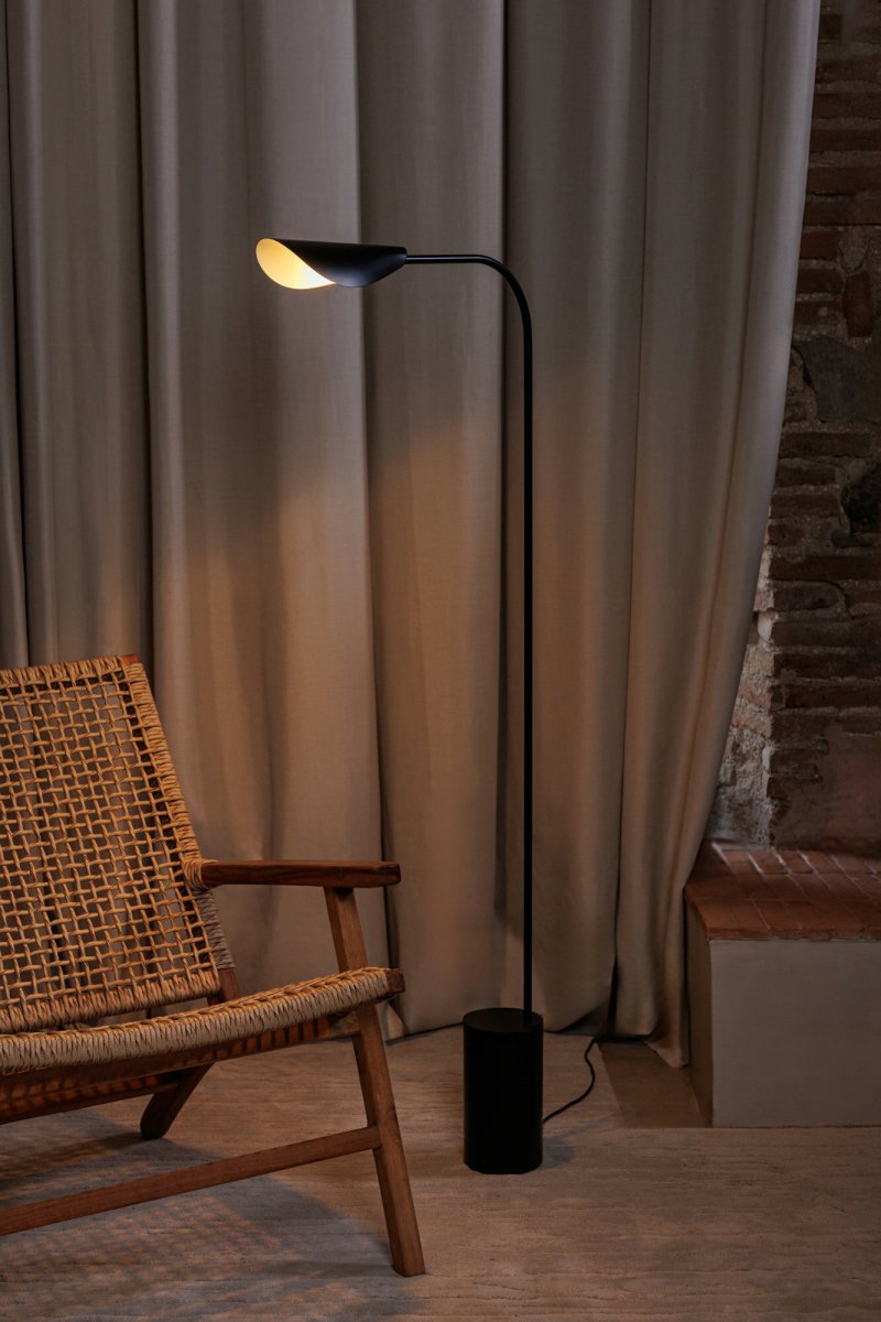 Liggera Sort gulvlampe Fra Faro Barcelona - Takket v&aelig;re sin lethed og stilfulde &aelig;stetik passer Liggera ind i alle typer milj&oslash;er - fra moderne hjem til kreative arbejdspladser - og bidrager med et roligt og afbalanceret udtryk.