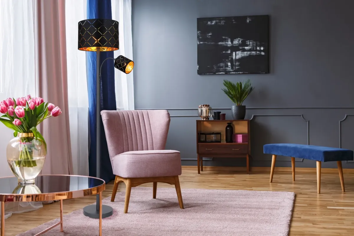 Sunna Sort gulvlampe Fra Globo Lighting - Den runda stommen i h&ouml;gkvalitativ svart metall ger stabilitet och tidl&ouml;s charm, medan den svarta lampsk&auml;rmen i sammet med dekorativa utsk&auml;rningar tillf&ouml;r en lyxig k&auml;nsla och skapar ett fascinerande ljusspel.