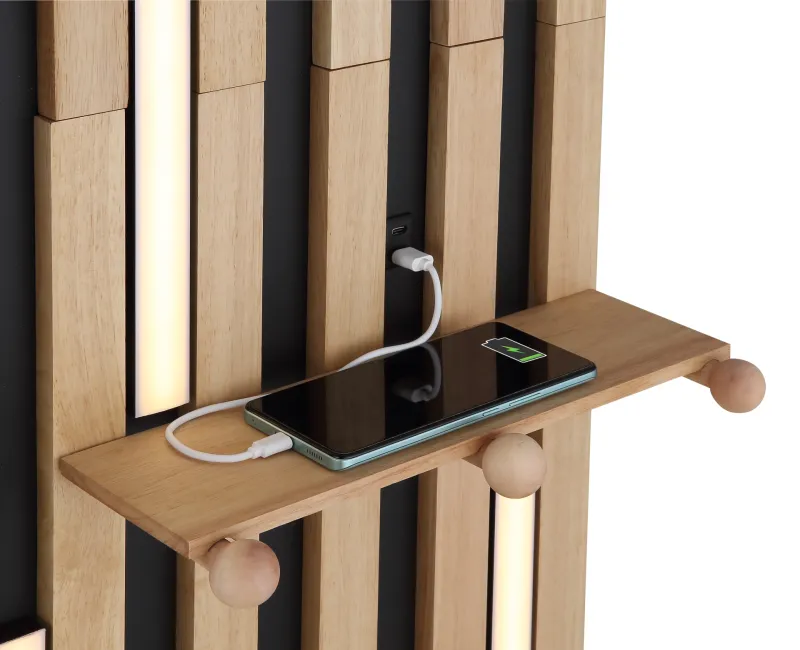 Duane 110cm Natur væglampe Fra Globo Lighting - Den rektangul&auml;ra formen i matt svart metall och brunt tr&auml; ger en elegant och tidl&ouml;s look, medan den vita plastsk&auml;rmen sprider ljuset j&auml;mnt och skapar en behaglig atmosf&auml;r.