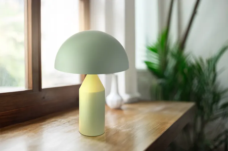 Atoma 40cm Grøn bordlampe Fra Globo Lighting - Sk&auml;rmen i matt, d&aring;v gr&ouml;n f&auml;rg och vitt skapar en harmonisk kontrast och ger en behaglig ljusspridning.