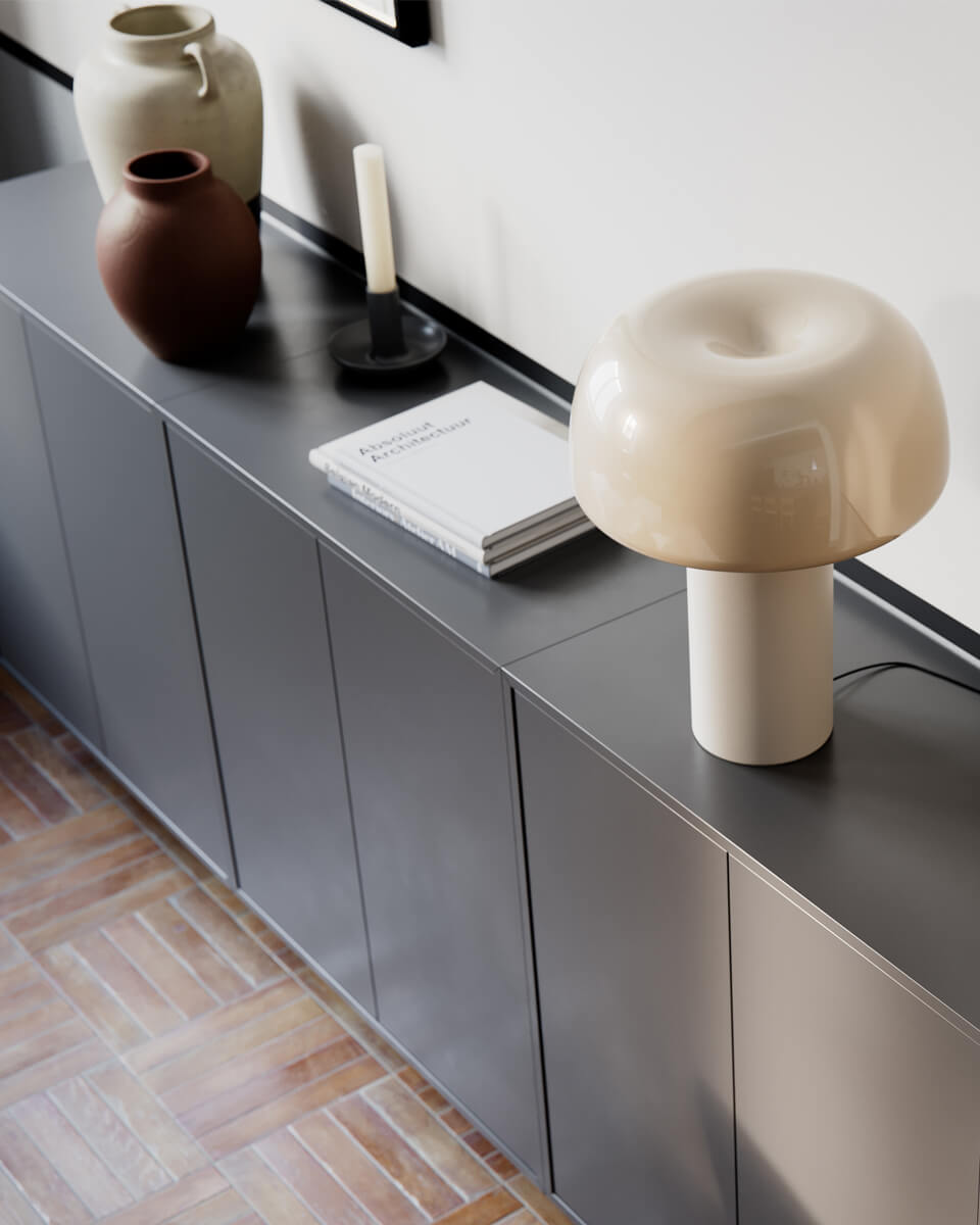 Lean on Me 40cm Beige bordlampe Fra By Rydéns - Lean on Me er den perfekte kombination af form og funktion, og en ideel belysningsl&oslash;sning til ethvert moderne hjem.