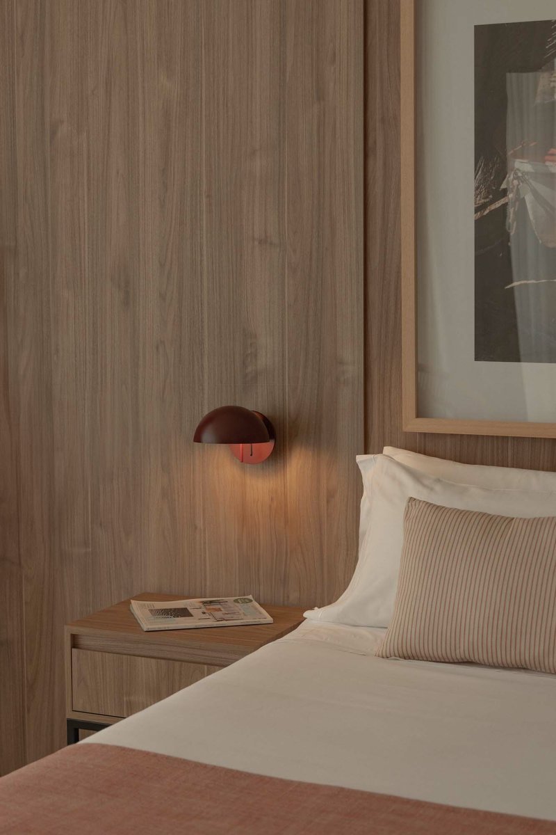 Matilda Ø17 Bourgogne læselampe Fra Faro Barcelona - Den drejelige sk&aelig;rm og h&oslash;jdejustering g&oslash;r den alsidig og fleksibel - perfekt til b&aring;de stemningsbelysning og funktionel belysning.