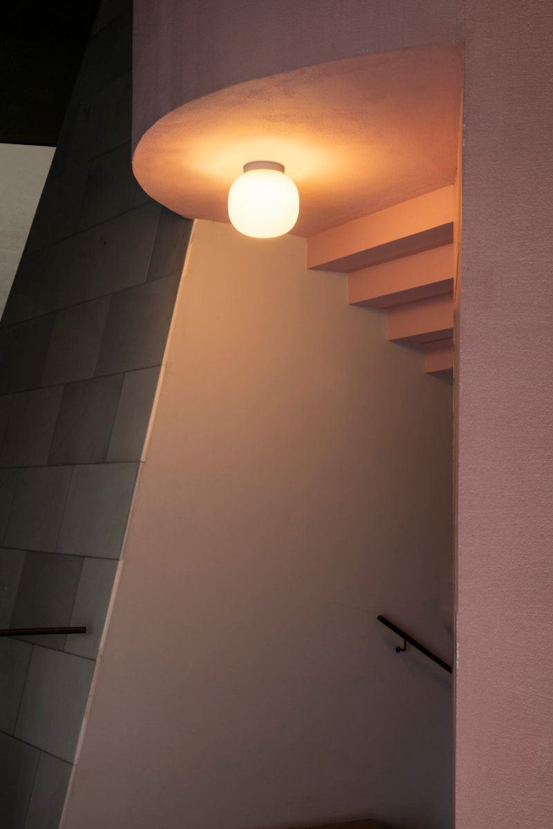 Amelia Ø22 Hvid badeværelseslampe Fra Faro Barcelona - Amelia er en loftlampe i hvid, designet af H&eacute;ctor Serrano, med et let og luftigt udtryk.