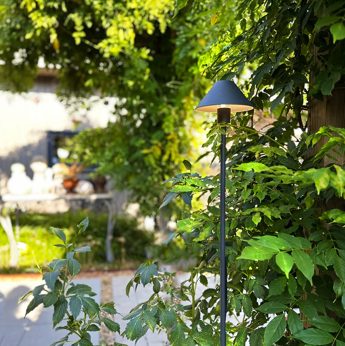 Apollo Flex Mørkegrå Fra Lightson - Apollo Flex &auml;r perfekt f&ouml;r dig som &auml;lskar skandinavisk design och letar efter en n&auml;ttare lampa till din kruka, rabatt eller g&aring;ng.