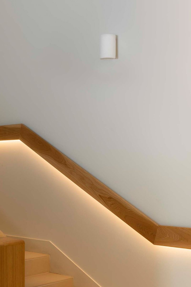 Sole 10cm Hvid væglampe Fra Faro Barcelona - Den f&aring;s i to st&oslash;rrelser og kan give lys i en eller to retninger, hvilket g&oslash;r den ideel til gange, trapper og mindre rum.