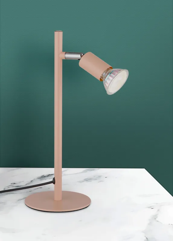 Matrix 30cm Orange skrivebordslampe Fra Globo Lighting - Den runda basen och det raka metallr&ouml;ret i matt aprikos f&auml;rg ger ett modernt och elegant uttryck.