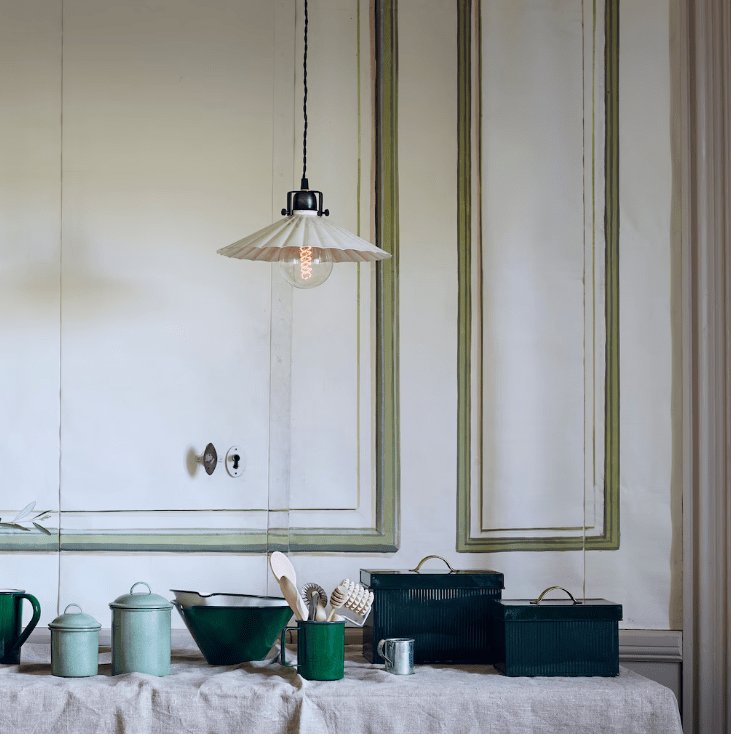 Anita Ø30 Hvid vindueslampe Fra Strömshaga - Sk&aelig;rmen har en marmoreret finish, der er malet i h&aring;nden, hvilket betyder, at der kan forekomme uregelm&aelig;ssigheder og forskelle.