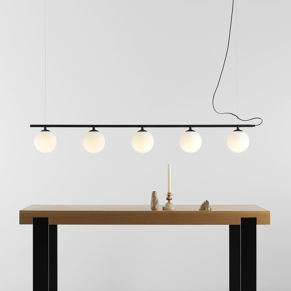 Beryl 140cm Sort loftslampe Fra Artera - Den minimalistiske sorte stang skaber en elegant kontrast til de hvide glober og giver lampen et moderne og sofistikeret præg.