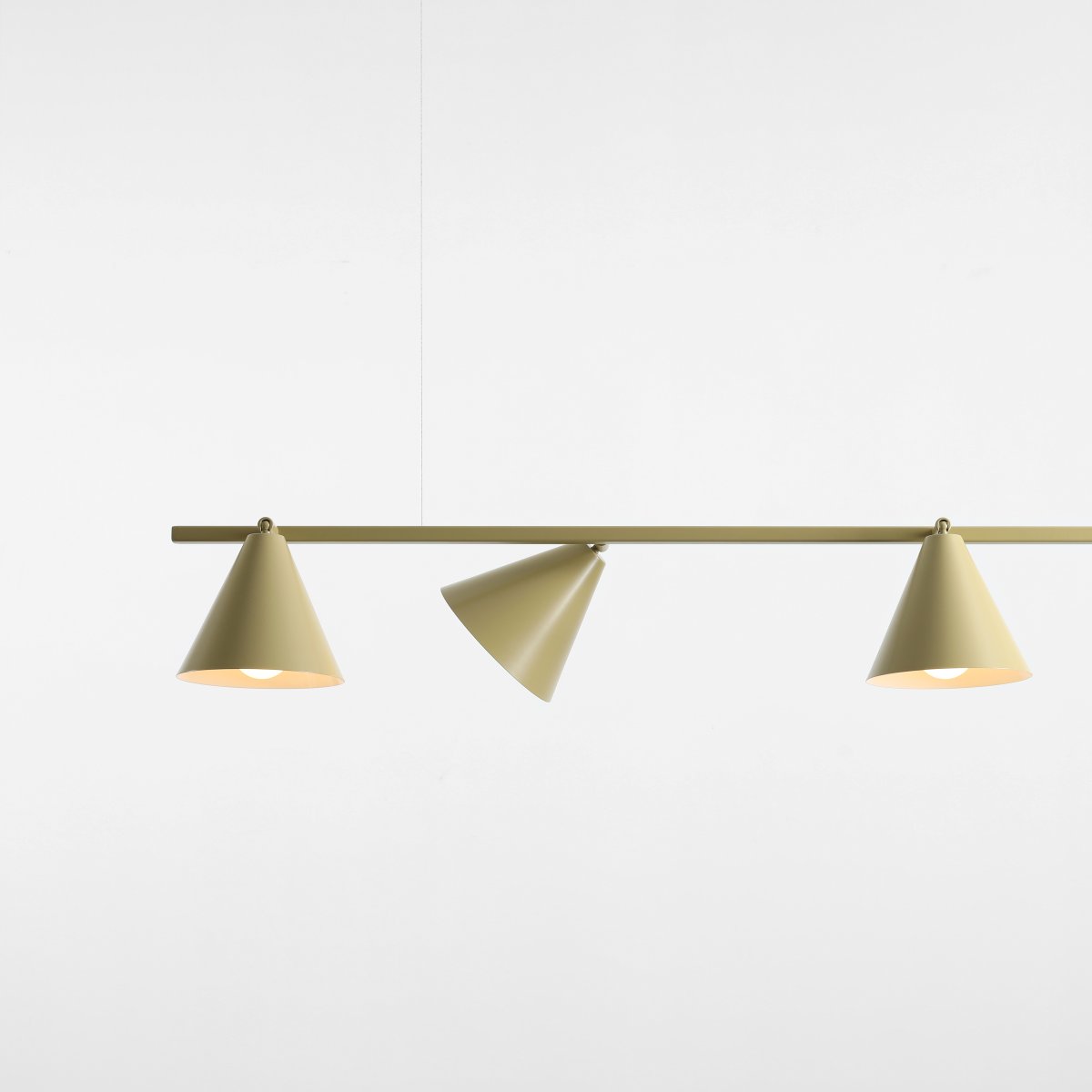 Form 120cm Pistacienødder loftslampe Fra Artera - Form er en moderne metalpendellampe med et stilfuldt og legende design.