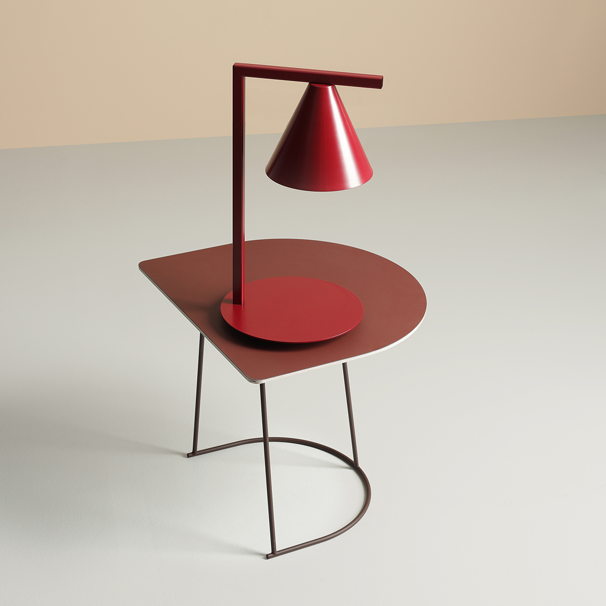 Form 40cm Bourgogne bordlampe Fra Artera - Denne minimalistiske bordlampe med sin elegante kegleformede skærm i en bordeaux-tone er det perfekte valg for dem, der ønsker et stilfuldt og moderne look i deres hjem.