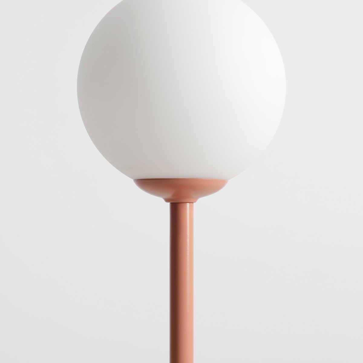 Pinne 35cm Koral bordlampe Fra Artera - Den runde opalklode spreder et blødt og behageligt lys, perfekt til at skabe en varm og indbydende atmosfære i rummet.