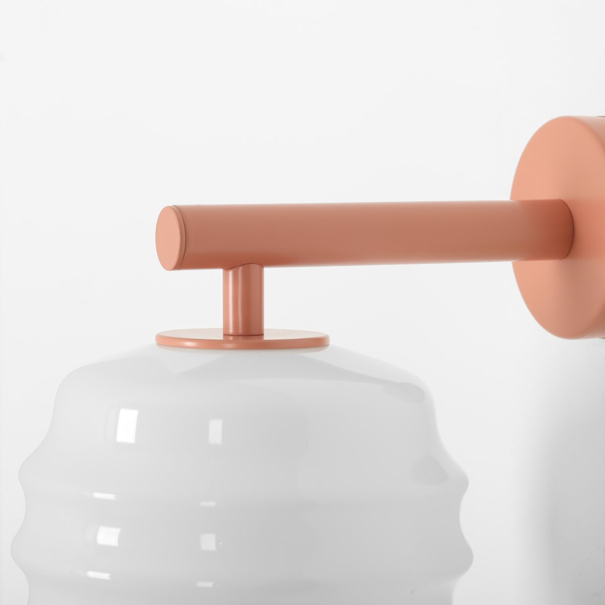Puff 23cm Koral væglampe Fra Artera - Den dekorative skærm i hvidt opalglas har en bølget form, der giver lampen et legende og elegant udtryk.