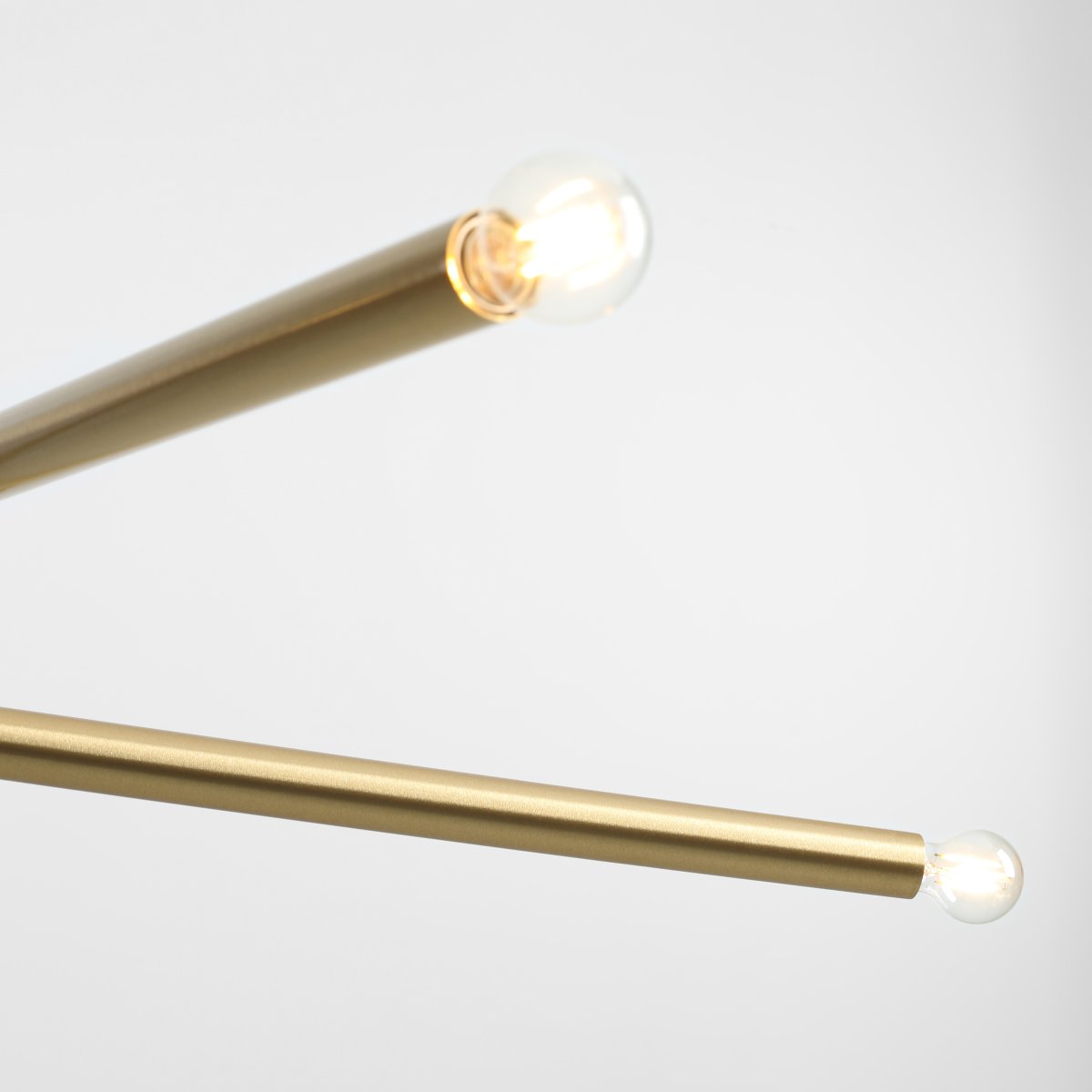 Tubo 4 100cm Messing loftslampe Fra Artera - Tubo 4 er en moderne loftspendel med et stilfuldt og minimalistisk design.