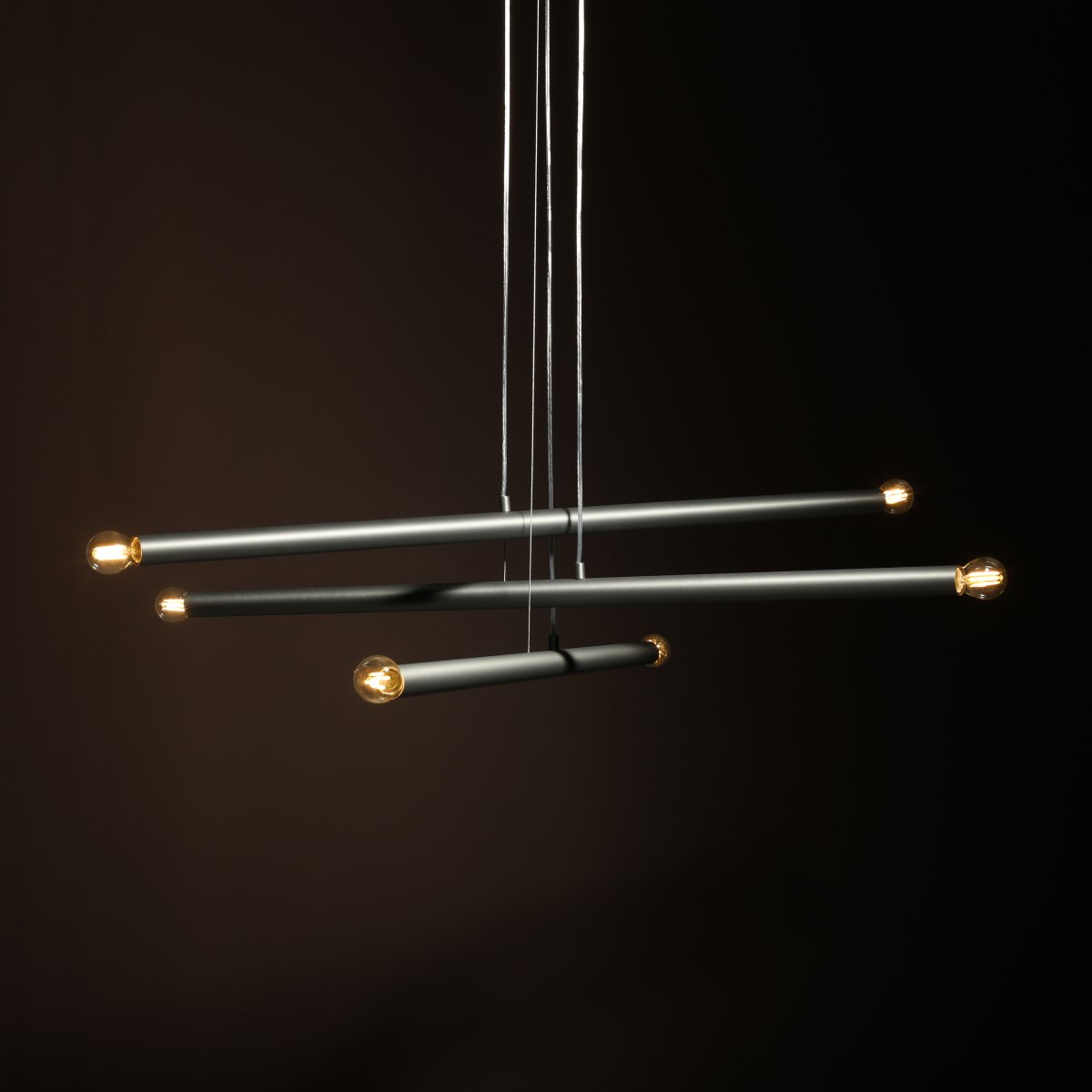 Tubo 6 100cm Stål loftslampe Fra Artera - Lampen best&aring;r af tre smalle metalr&oslash;r i en elegant st&aring;lfinish, placeret i forskellige h&oslash;jder og vinkler, der skaber et sp&aelig;ndende og luftigt udtryk.