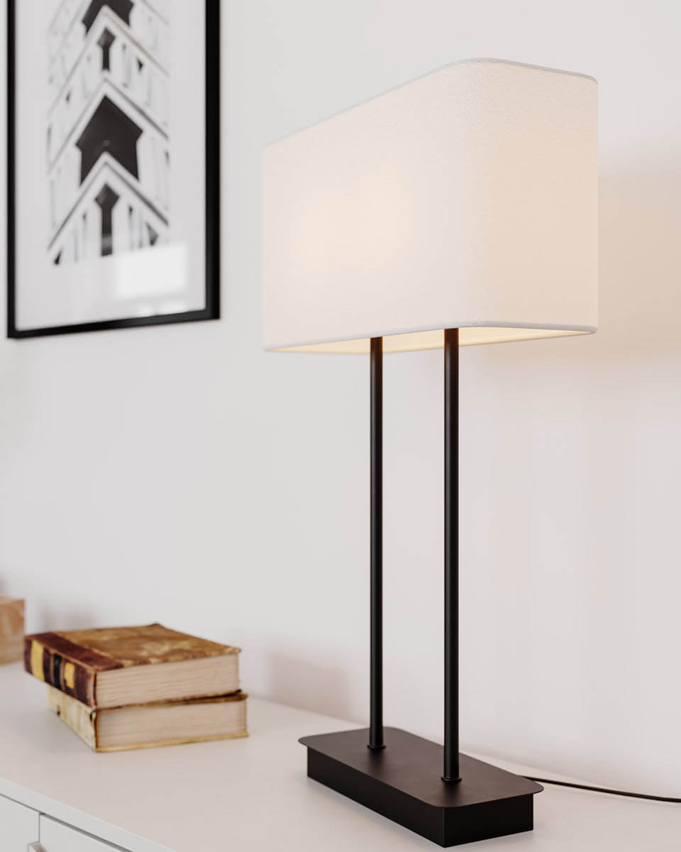 Luton 56cm Sort bordlampe Fra By Rydéns - Den sorte metalbase med den lange stander passer perfekt til den rektangul&aelig;re h&oslash;rsk&aelig;rm i hvid.