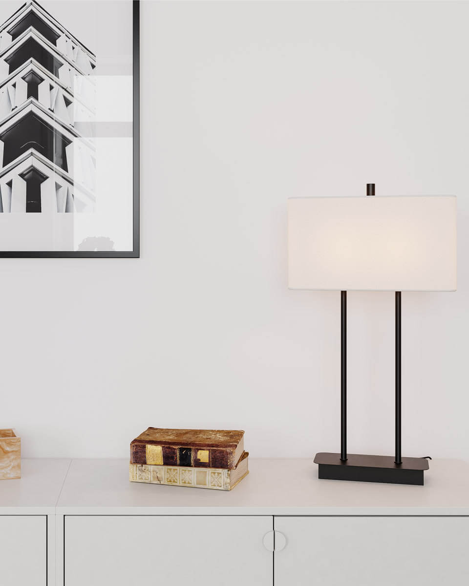 Luton 56cm Sort bordlampe Fra By Rydéns - Den sorte metalbase med den lange stander passer perfekt til den rektangul&aelig;re h&oslash;rsk&aelig;rm i hvid.