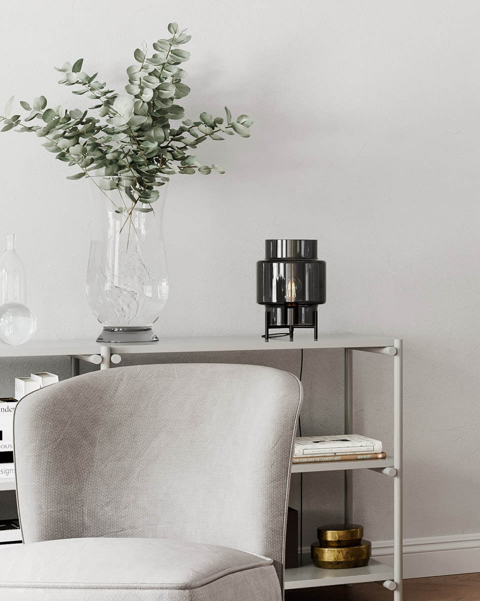 Ebbot 30cm Røgfarvet bordlampe Fra By Rydéns - Ebbot er en fantastisk bordlampe i r&oslash;get glas med en matsort base.