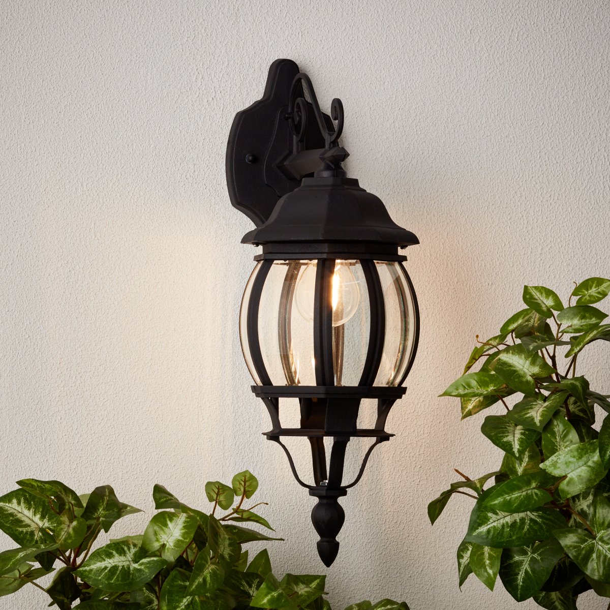 Istria Sort udendørslampe Fra Brilliant - Den klassiske udendørs væglampe Istria giver både dekorativt lys og øget sikkerhed ved indgangen eller langs facaden.