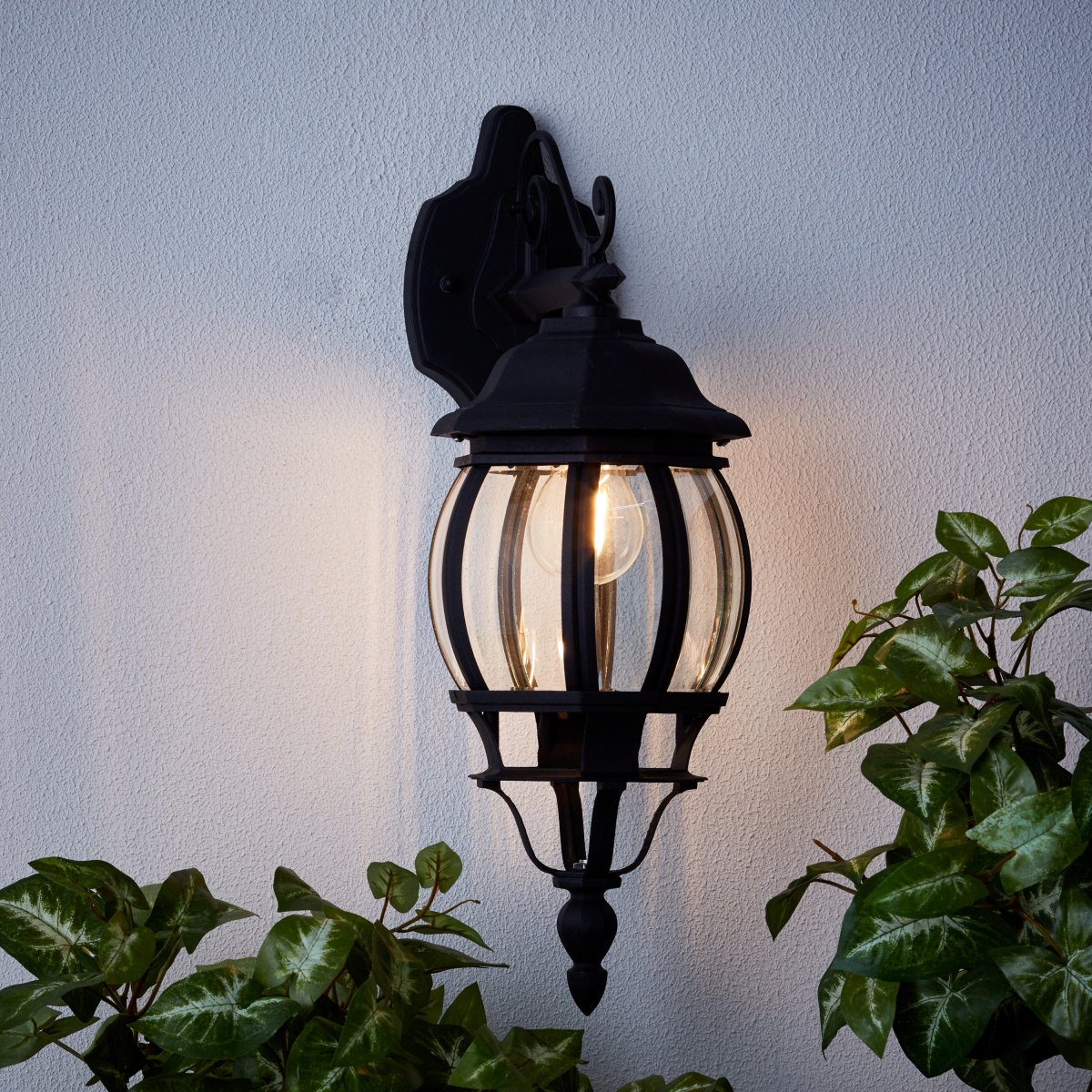 Istria Sort udendørslampe Fra Brilliant - Den klassiske udendørs væglampe Istria giver både dekorativt lys og øget sikkerhed ved indgangen eller langs facaden.