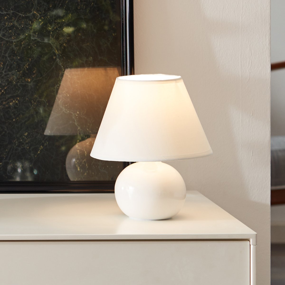 Primo 23cm Hvid bordlampe Fra Brilliant - Lampen har en praktisk afbryder p&aring; ledningen.